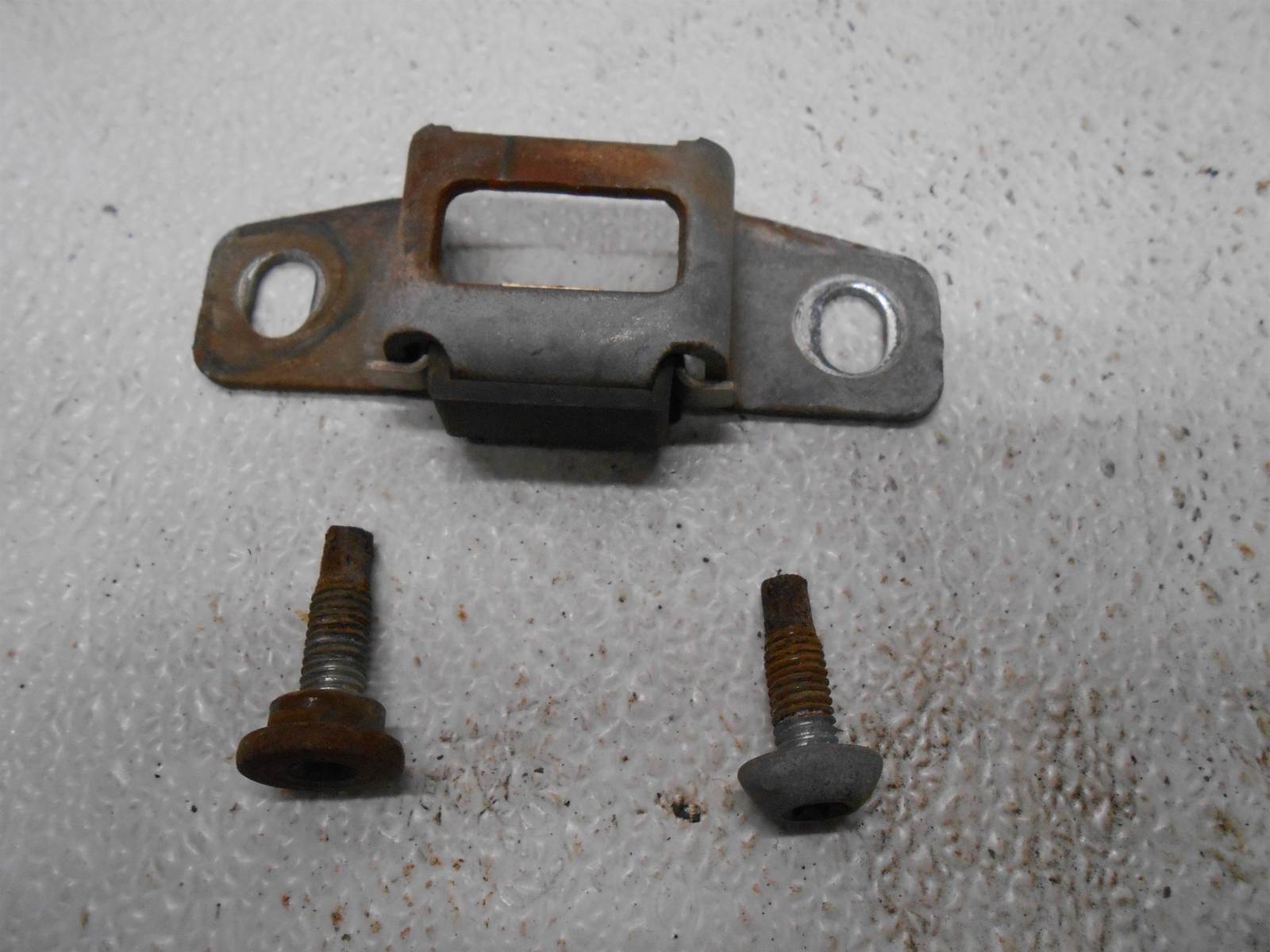 1999 Ford Ranger Tailgate Striker right Or Left With Bolts - $21.99