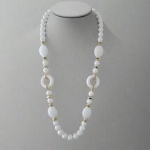 Vintage White Bead Necklace with Gold Tone Accents - €4,24 EUR