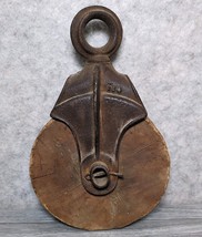ANTIQUE CAST IRON &amp; WOODEN BARN PULLEY VINTAGE FARM DECOR STEAMPUNK Disp... - $342.65 MXN
