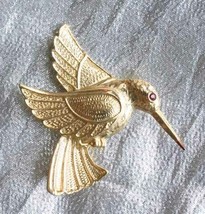 Elegant Textured Gold-tone Hummingbird Brooch 1970s vintage 2&quot; - £9.67 GBP