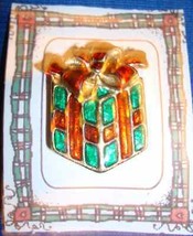 Christmas PIN #0149 Vtg Red &amp; Green Gift Package-Red Bow, Enamel-Goldtone HOLIDY - £14.99 GBP