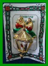 Christmas PIN #0241 Vintage Lantern Candle w/ Red &amp; Green Bow Goldtone - HOLIDAY - £15.61 GBP