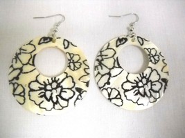 Elegant Black & White Floral Print Shell Round Dangle Hoop Fashion Earrings - £3.97 GBP