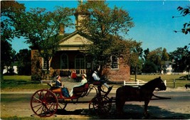 Chrome Postcard VA Courthouse of 1770 Williamsburg Horse and Buggy People F600 - £4.46 GBP