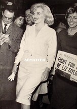 MARILYN MONROE VINTAGE PIN-UP POSTER AWESOME SMILE CANDID SUNDAY NEWS PHOTO - $4.74