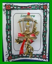 Christmas PIN #0242 Vintage Lantern Candle &amp; Holly w/ Red Bow Goldtone - HOLIDAY - £16.03 GBP