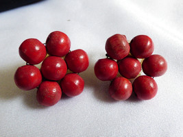VTG Red beads cluster celluloid plastic clip earrings Old - £18.82 GBP
