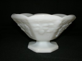 Vintage Milk Glass Pedestal Center Table Bowl Harvest Grape Pattern Anch... - $460.95 MXN