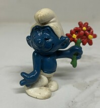 Vintage 1978 Schleich Smurf Holding red flowers PEYP PVC Figurine - $8.25 CAD