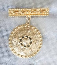 Elegant Ancient Style Gold-tone Brooch 1970s vintage - £10.37 GBP