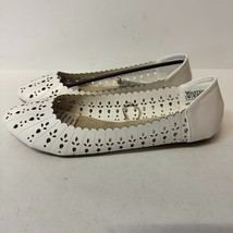 Wanted Womens 7 M White Tulip Laser Cut Ballet Flat Shoe Display XB1 - £9.09 GBP