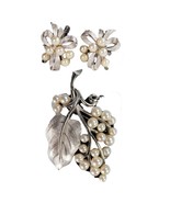 Vtg Crown Trifari Silver Tone Faux Pearl Grape Cluster Fruit Brooch Bow ... - €42,88 EUR