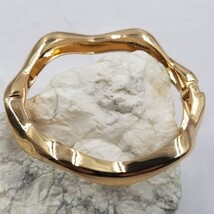 Wavy Hinged Bangle Bracelet Gold - $277.31 MXN