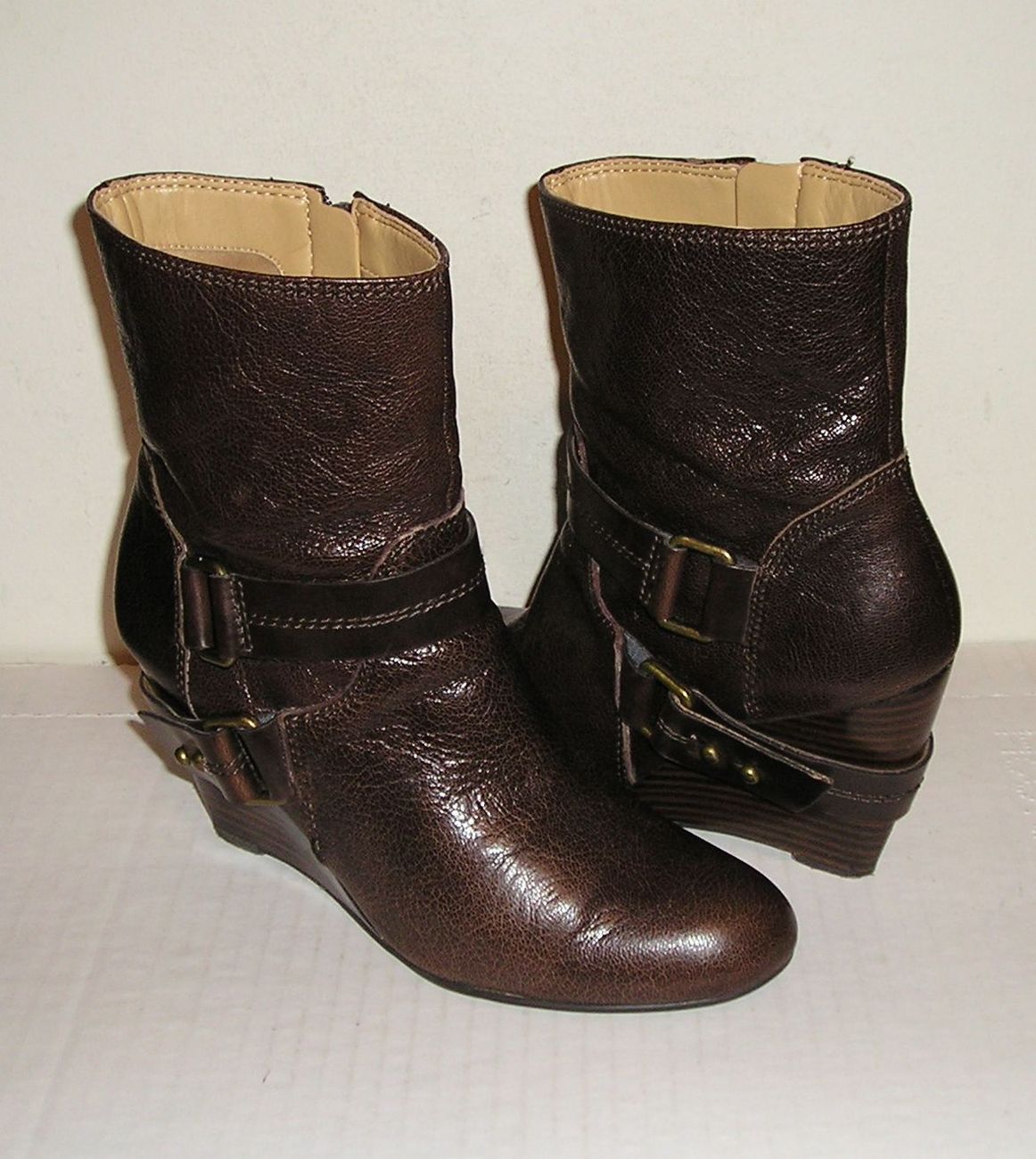 NINE WEST ONTHEGCO Women's Brown Leather Wedge Buckle Fashion Boots Shoes 8 M  - $39.99