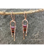 Handmade copper earrings: long curves with metallic and red rectangle beads - €23,11 EUR