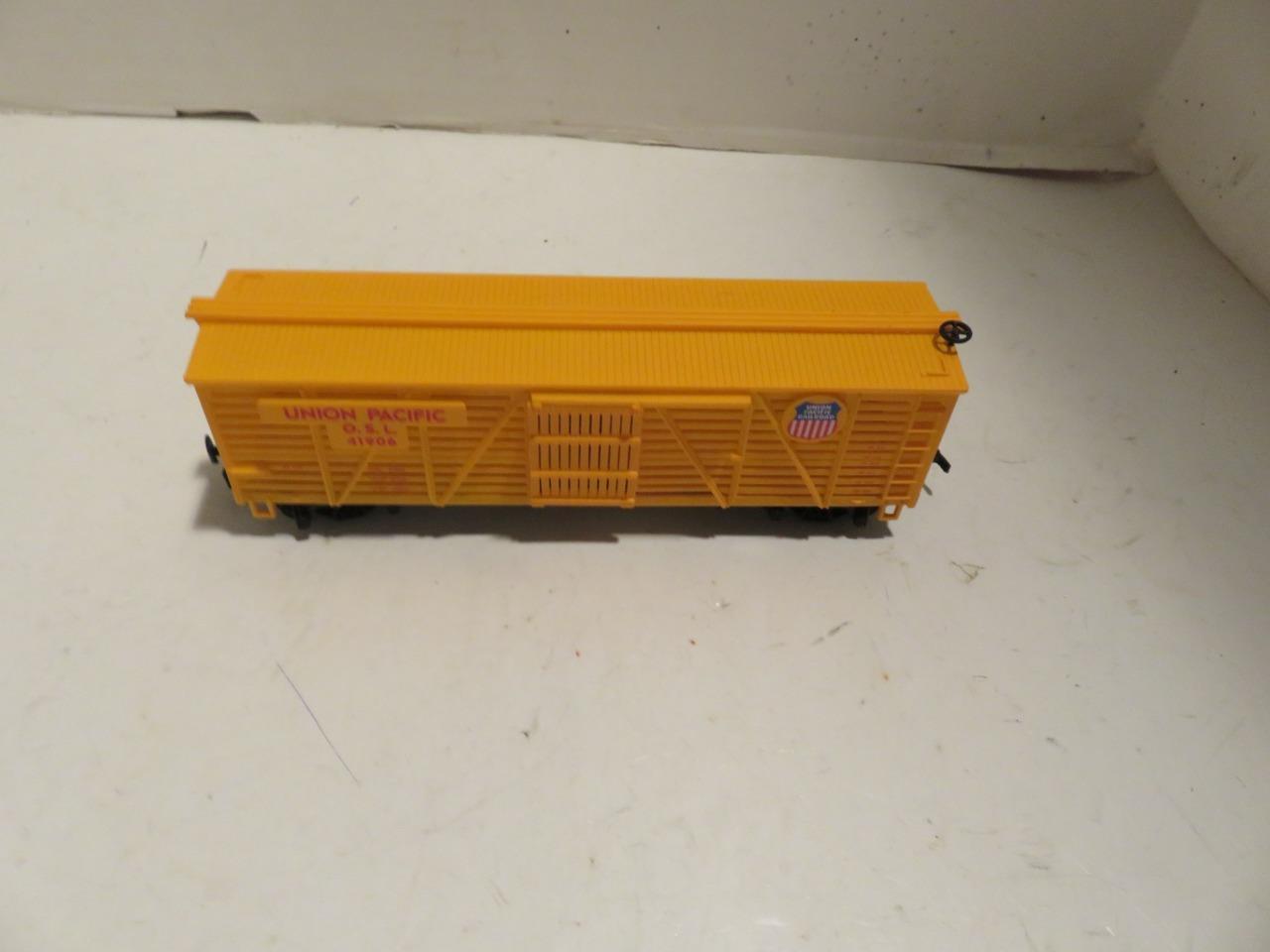 HO TRAINS VINTAGE UNION PACIFIC STOCK CAR- LATCH COUPLERS - S36C - $3.41