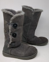 UGG Bailey Button Triplet II Size 9 Women&#39;s Boots Gray Sheepskin Fur VTG... - £37.91 GBP