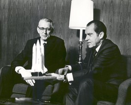 President Richard Nixon discusses Space Shuttle with James Fletcher Photo Print - £6.96 GBP