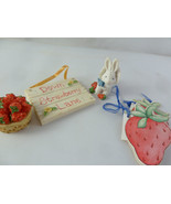 Lot Pricilla Hillman Enesco Bunny With Strawberries in Basket + Small tags - $233.06 MXN