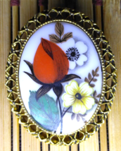 Vintage Brooch Pin Tulip Cameo Flowers Design Oval Shaped Gold Tone 2 Inches - £19.32 GBP