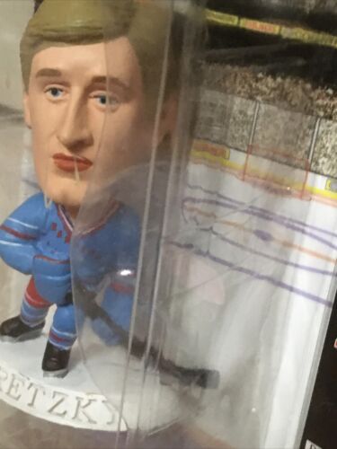 WAYNE GRETZKY - Corinthian NHL Headliners 1997 Action Figure NHLPA Blue Uniform Item image 3