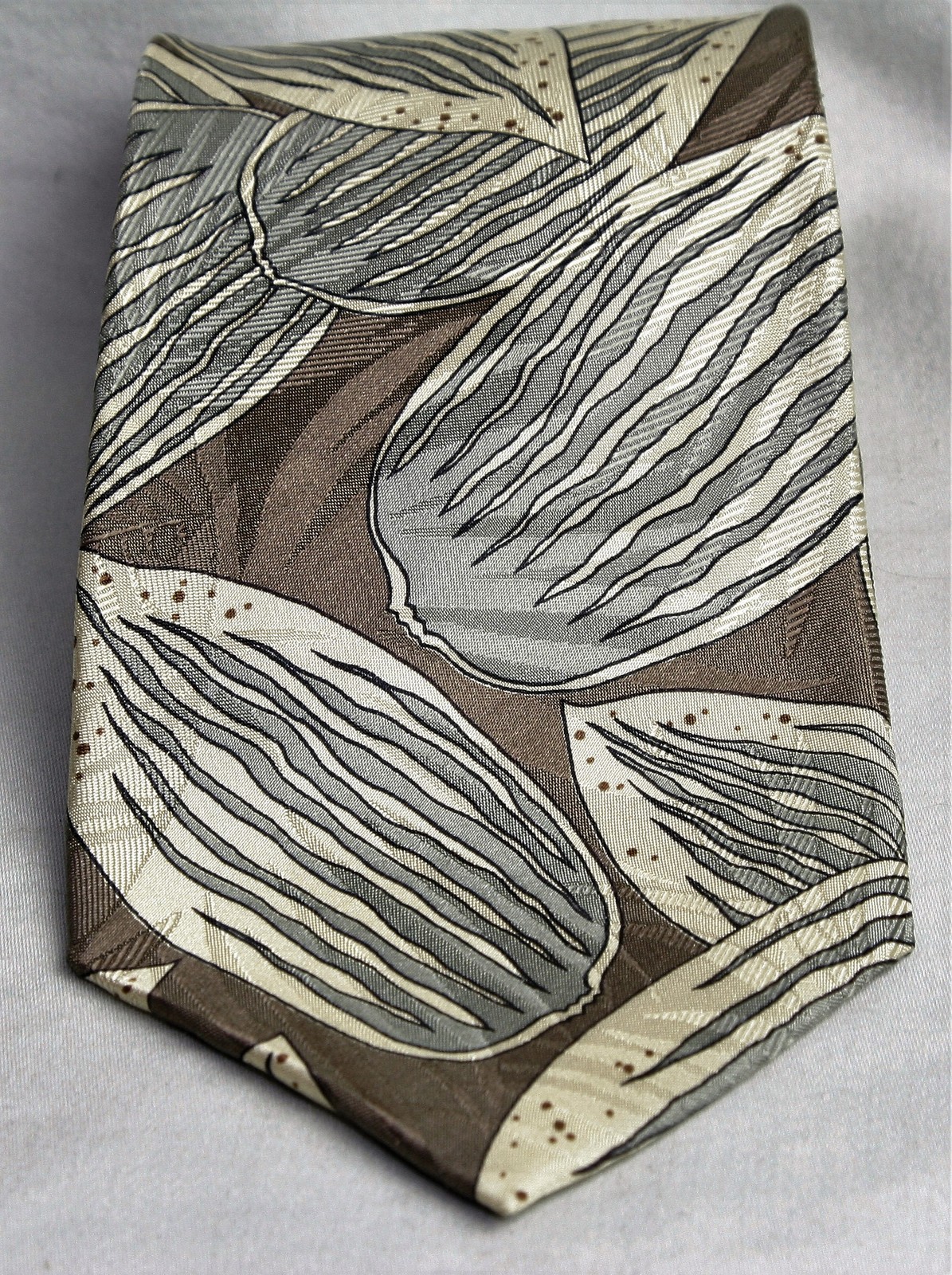 Vito Rufolo Silk Tie Silver Geometric Leafy Design On Beige Necktie  - $6.66