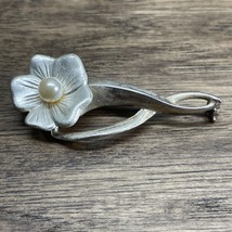 Vintage Silver Tone Faux Flower Pearl Brooch Pin Petunia Pansy KG JD - $9.89