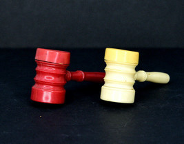 Vintage Red And White Plastic Gavels Novelty Salt And Pepper Shakers  - £7.15 GBP