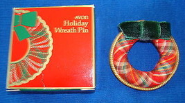 Christmas PIN Avon Holiday Wreath Pin (Cloth) Circa 1984 (New Old Stock) - $11.83