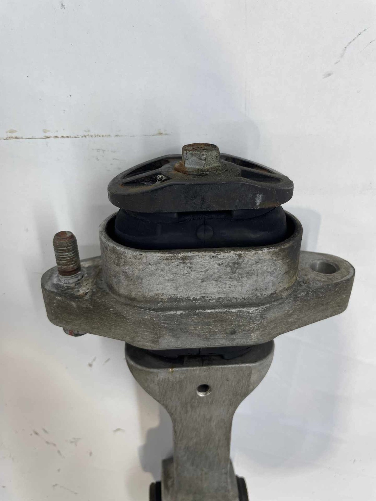 2012 Hyundai Veloster 1.6L Automatic Rear Transmission Mount OEM Item image 3