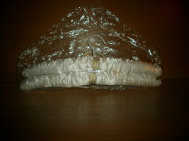 Mary Kay  Angelfire Satin Padded Clothes Hangers , White with Gold Bows - $133.25 MXN