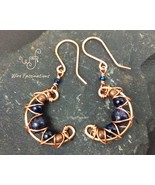 Handmade blue goldstone earrings: criss cross copper wire wrapped cresce... - €25,67 EUR