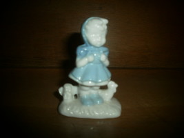 Little Girl with Animals Figurine , Blue and White - $38.07 MXN