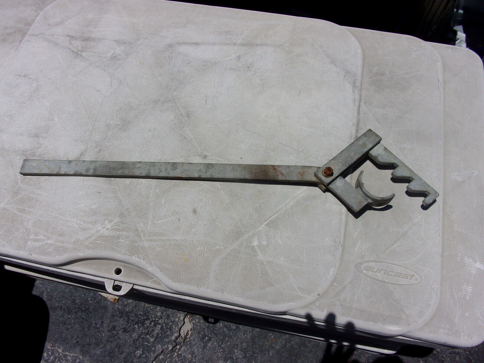 vintage TRAILER TIRE LIFTER  EASILY CHANGE A TIRE WITHOUT A JACK - $19.80