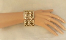 Beautiful vintage thick gold tone patterned link bracelet - $10.00