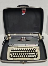 VINTAGE 1967 Smith-Corona Classic 12 Portable Manual Typewriter w/Hard Case - £85.62 GBP