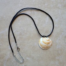 Natural Seashell Pendant Necklace Handmade Jewelry Pretty Design Color - £8.58 GBP