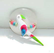 vintage carved wood bird parrot pin brooch white tropical - £4.74 GBP