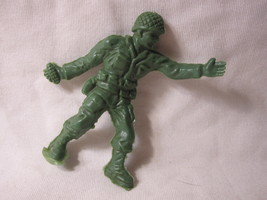vintage 2.5&quot; checkered helmet Small Soldier throwing Grenade - £1.57 GBP