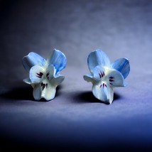 Vintage Gold Tone Made In England Blue Ceramic Earrings - £28.05 GBP