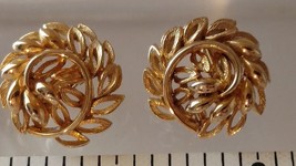 Vintage Jewelry Clip On Earrings Signed LISNER Gold Tone Swirl Leaf Pattern  - £31.41 GBP