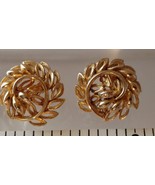 Vintage Jewelry Clip On Earrings Signed LISNER Gold Tone Swirl Leaf Patt... - £31.96 GBP