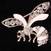 Rhinestone Honey Bee Pin Broach Lapel Pin Gold-Cream Colored Bee Jewelry - £14.38 GBP