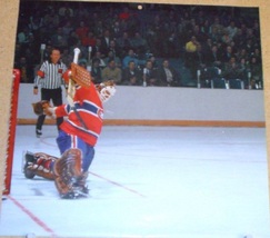 Montreal Canadiens Ken Dryden Kicking Out Another Shot Pinup Photo - £1.59 GBP