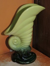 Hull Art Pottery 9&quot; Vase Cornucopia Mid Century green drip glaze 402 USA - $314.63 MXN