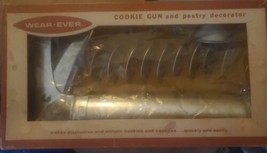Vintage Wear-Ever Cookie Gun &amp; Pastry Decorator Complete W/ Box, and All Attachm - £24.27 GBP