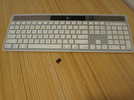 Logitech K750 Wireless Solar RechargingRechargiKeyboard for Mac or PC Silver - £44.01 GBP