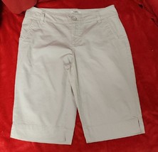 CATO Size 6 Shorts Capris Womens Beige Cotton &amp; Spandex 14&quot; inseam - £9.14 GBP