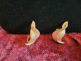 Crown Trifari Vintage gold tone leaf clip on earrings. - £18.06 GBP