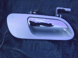 1998 2002 Continental Right Front Door Handle Silver Oem Used Orig Lincoln - $98.01